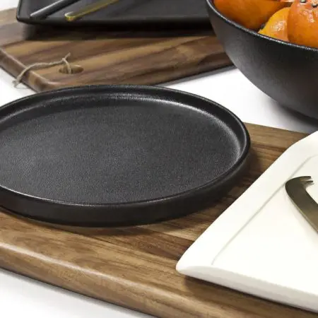 Maxwell and Williams Caviar High Rim Plate - 21cm